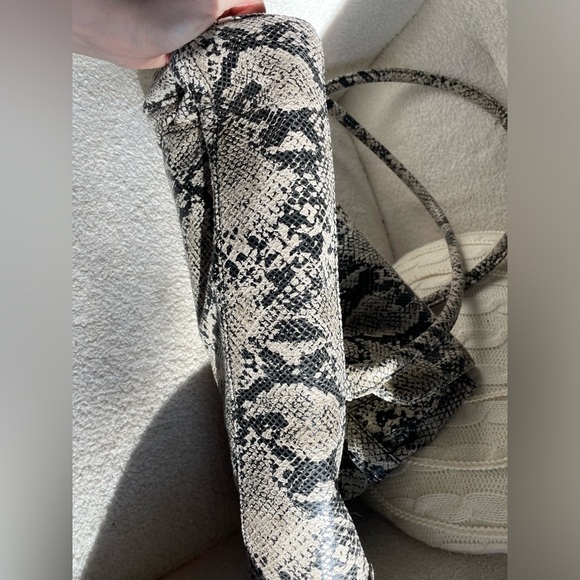 Marc Fisher Black and Cream Snakeskin Shoulder Bag NWOT no wear - Picture 4 of 6